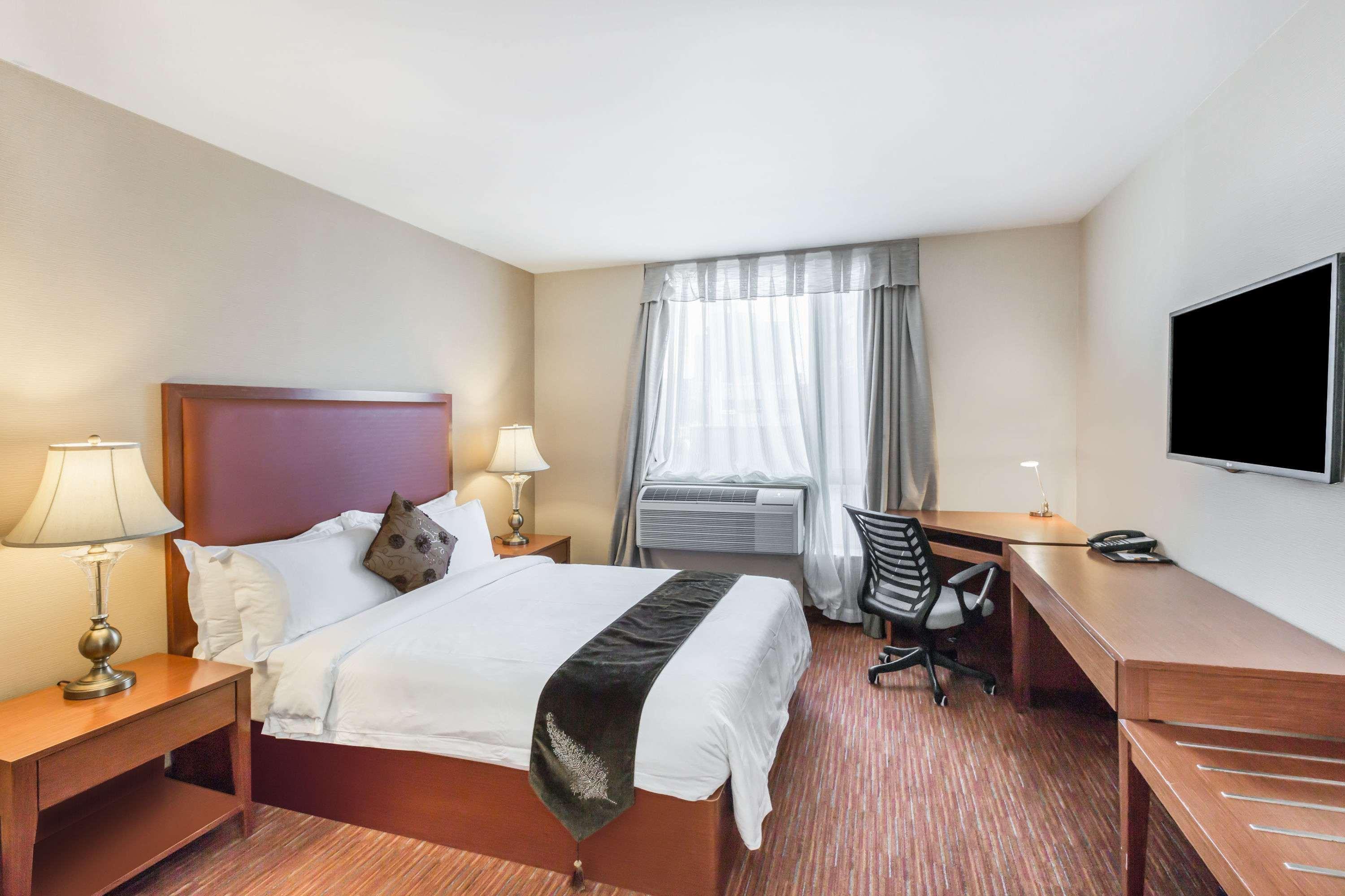 Ramada By Wyndham Flushing Queens New York Esterno foto